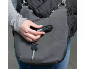 Osobní alarm SABRE RED - s kroužkem na klíče, 120dB alarm, černý