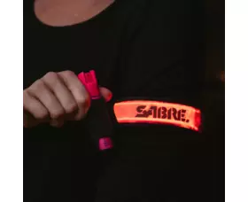 Obranný gel SABRE RED pro běžce, reflexní LED návlek, růžový