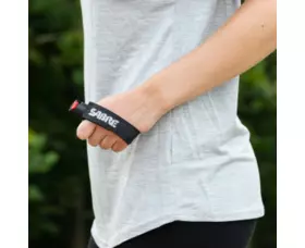 Obranný gel SABRE RED Runner pro běžce, s nastavitelným páskem na ruku, černý