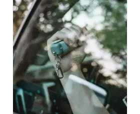 Obranný sprej do vozidla Sabre Pepper Safe Escape 3-in-1 Automotive Tool, Šeda