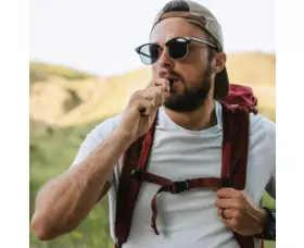 SABER bezpečnostní píšťalka s kroužkem na klíče, klíčenkou a karabinou, černá