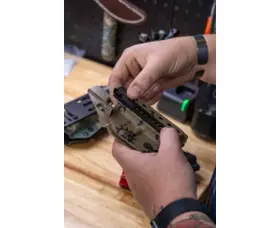 NeoMag Alias klip na pouzdro se spodním uchycením a nastavením úhlu pouzdra